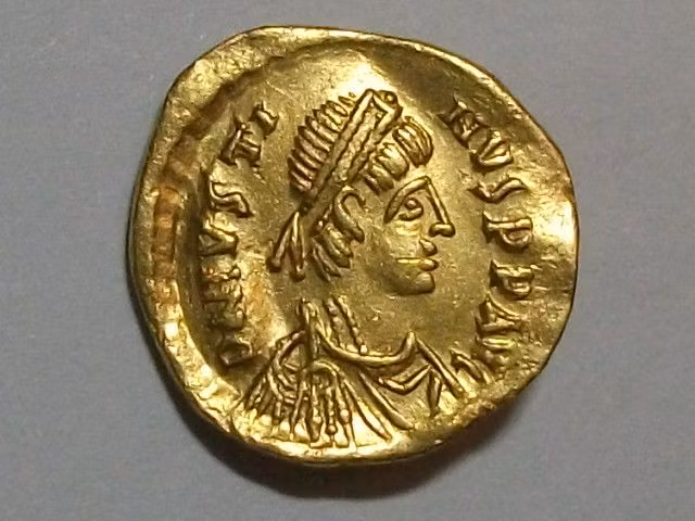 Justin II lên ngôi hoàng đế sau khi chú của mình là Justinian I băng hà. Trong giai đoạn đầu trị vì đất nước, hoàng đế Justin II có một số thành tựu như chỉ huy quân đội Byzantine chống lại cuộc tấn công xâm lược của người Avars, Ba Tư...