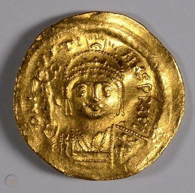 Trước tình hình này, vợ của hoàng đế Justin II là Sophia nhiều lần khéo léo gợi ý với chồng về việc tìm người kế vị do không có con trai nối dõi.