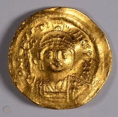 Trước tình hình này, vợ của hoàng đế Justin II là Sophia nhiều lần khéo léo gợi ý với chồng về việc tìm người kế vị do không có con trai nối dõi.