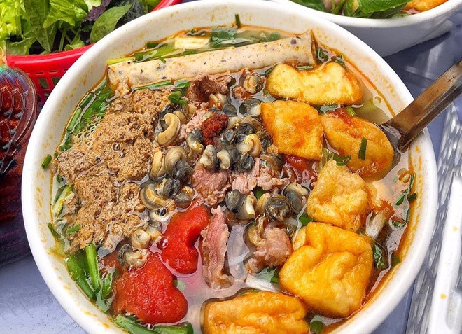 CNN Travel bình chọn bún riêu cua và cao lầu là những món ngon Việt Nam được làm từ mì gạo ngon nhất châu Á. Theo tác giả bài viết, món bún riêu cua của Việt Nam được ưa chuộng hơn nhiều loại mì khác trên thế giới. Nguyên do là bởi món bún này dễ ăn và có hương thơm nhẹ.