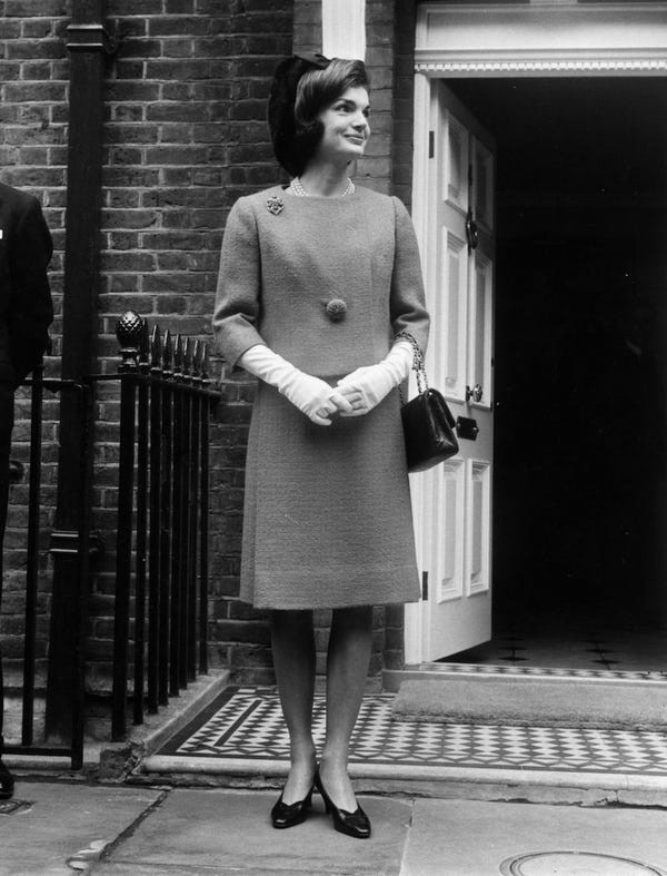 Trong suốt thời gian ở Nhà Trắng, Đệ nhất phu nhân Kennedy gây ấn tượng với phong cách sang trọng, tinh tế và quyến rũ. Bà trở thành biểu tượng thời trang thời bấy giờ và có ảnh hưởng lớn đối với các xu hướng thời trang.