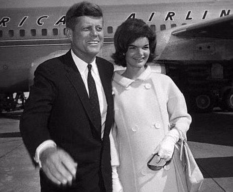 Đệ nhất phu nhân Kennedy thành thạo 3 ngoại ngữ: Pháp, Tây Ban Nha và Italy. Bà sử dụng những kỹ năng này để giúp chồng trong cuộc vận động tranh cử Tổng thống năm 1960.