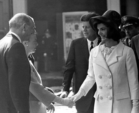 Sau khi Tổng thống Kennedy bị ám sát và qua đời, cựu Đệ nhất phu nhân Kennedy được tòa án cấp lệnh cấm các tay săn ảnh đến gần ba mẹ con.