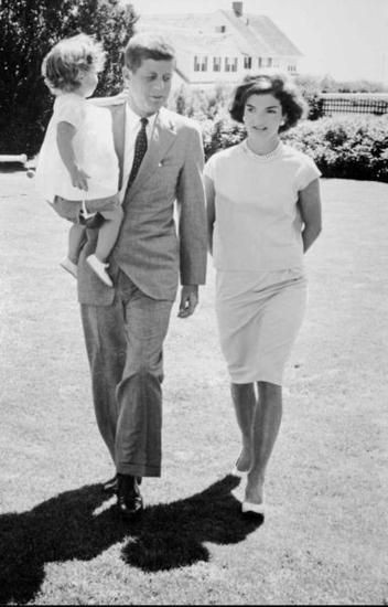 Khi ông John F. Kennedy đắc cử Tổng thống Mỹ, Jacqueline trở thành Đệ nhất phu nhân và tạo ra nhiều thay đổi lớn trong Nhà Trắng. Từ năm 1961 - 1963, Đệ nhất phu nhân Kennedy thực hiện nhiều dự án khôi phục, sửa chữa và bảo tồn tất cả các phòng làm việc công ở Nhà Trắng.