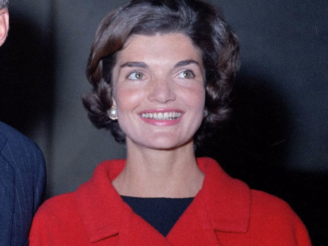 Công việc đầu tiên của Đệ nhất phu nhân Kennedy sau khi tốt nghiệp đại học là phóng viên của tờ Washington Times-Herald. Tại đây, bà phỏng vấn nhiều nhân vật quan trọng trong chính quyền Mỹ như Phó tổng thống Mỹ khi ấy là Richard M. Nixon.