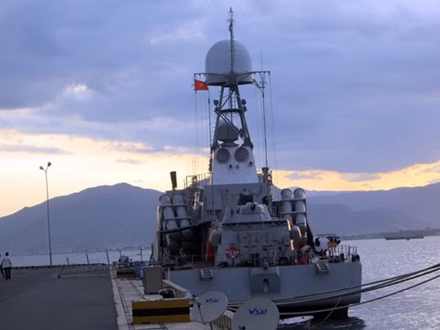 Về mặt hỏa lực, BPS-500 trang bị pháo hải quân AK-176, 8 tên lửa hành trình chống tàu Uran-E (tầm bắn 130km), 2 ụ pháo phòng không cao tốc AK-630, tổ hợp tên lửa phòng không tầm thấp Igla và 2 đại liên 12,7mm. Nhìn chung cấu hình vũ khí của BPS-500 giống hệt tàu hộ tống Project 12418 Molniya, duy chỉ có số lượng đạn tên lửa Uran-E là thấp hơn.