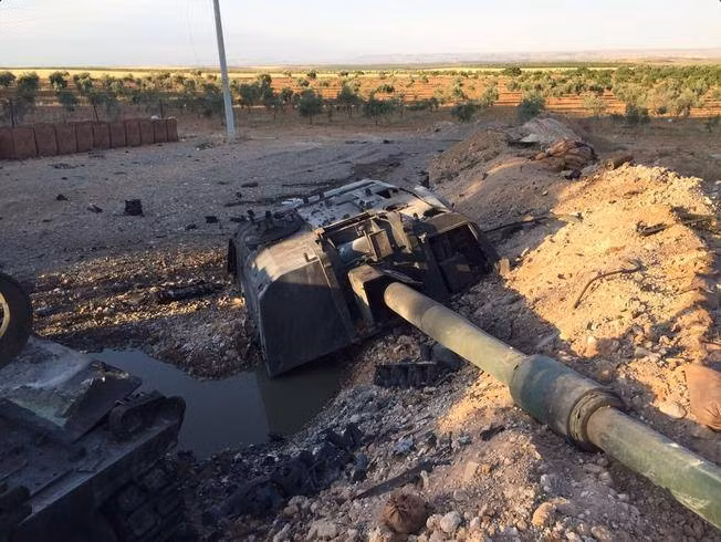 Người ta xác định ít nhất một khẩu pháo tự hành T155 Firtina đã bị hủy diệt khủng khiếp. Ảnh: Tháp pháo của T155 Firtina bật tung khỏi thân xe sau khi trúng đạn.