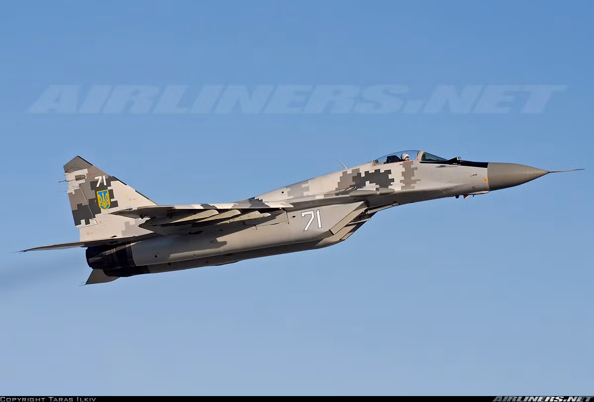 Bên cạnh đó, truyền thông Ukraine còn khẳng định, công ty Ivchenko-Progress đã trình lên chính phủ một dự án phát triển chiến đấu cơ 2 ghế ngồi mới, có tên “Chiến đấu cơ hạng nhẹ (LBL)”.