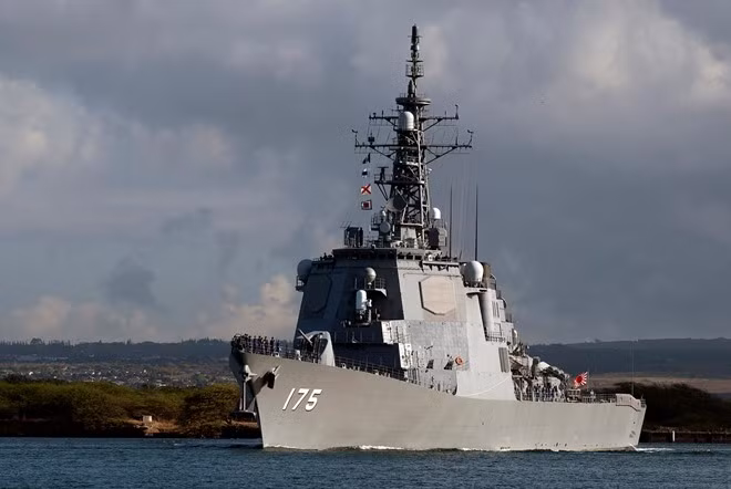 Chiến hạm mạnh nhất của JMSDF là tàu khu trục mang tên lửa điều khiển lớp Kongo, lượng giãn nước 9.500 tấn. Đây là chiến hạm duy nhất bên ngoài Mỹ được tích hợp tính năng phòng thủ tên lửa đạn đạo trên biển Aegis BMD.