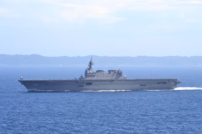 Chiến hạm lớn nhất của Lực lượng Phòng vệ biển Nhật Bản (JMSDF) là tàu sân bay trực thăng lớp Izumo. Tàu có lượng giãn nước toàn tải tới 27.000 tấn. Nó có thể mang theo 28 trực thăng, 400 binh lính, 50 xe quân sự. Boong tàu đủ rộng cho tiêm kích F-35B hoặc máy bay MV-22 Osprey hoạt động.