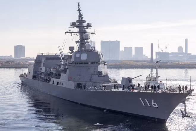 Akizuki là loại tàu khu trục mới nhất của JMSDF. Chúng là những chiến hạm đầu tiên của Nhật được trang bị radar băng tần kép OPS-50 giúp đối phó hiệu quả với nhiều mối đe dọa khác nhau. Tàu có lượng choán nước 6.800 tấn.