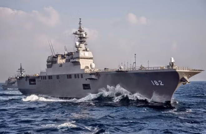 Chiến hạm lớn thứ 2 là tàu sân bay trực thăng lớp Hyuga, lượng giãn nước toàn tải 19.000 tấn. Tàu có thể mang theo tối đa 18 trực thăng hoặc 350 binh lính. Hyuga chủ yếu hoạt động với nhiệm vụ chống ngầm bằng trực thăng SH-60K.