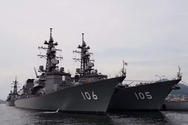 Tàu khu trục chống ngầm lớp Murasame lượng choán nước 6.100 tấn. Trong đó, chiến hạm mang số hiệu JS Ariake (DD109) từng cập cảng quốc tế Cam Ranh trong chuyến thăm hữu nghị 4 ngày đến Việt Nam vào trung tuần tháng 4.