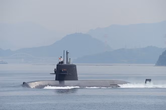 Oyashio là loại tàu ngầm tấn công điện - diesel chủ lực của JMSDF với 10 tàu đang hoạt động. Tàu được trang bị 6 ống phóng ngư lôi 533 mm với khả năng phóng tên lửa chống hạm UGM-84 Harpoon.