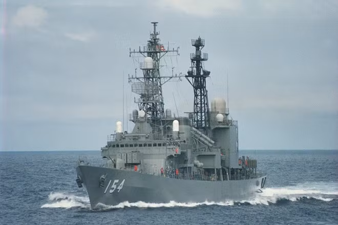 Tàu khu trục đa nhiệm lớp Asagiri, lượng choán nước toàn tải 4.600 tấn. JS Setogiri (DD156) cũng từng thăm cảng quốc tế Cam Ranh trong tháng 4 cùng với tàu JS Ariake.