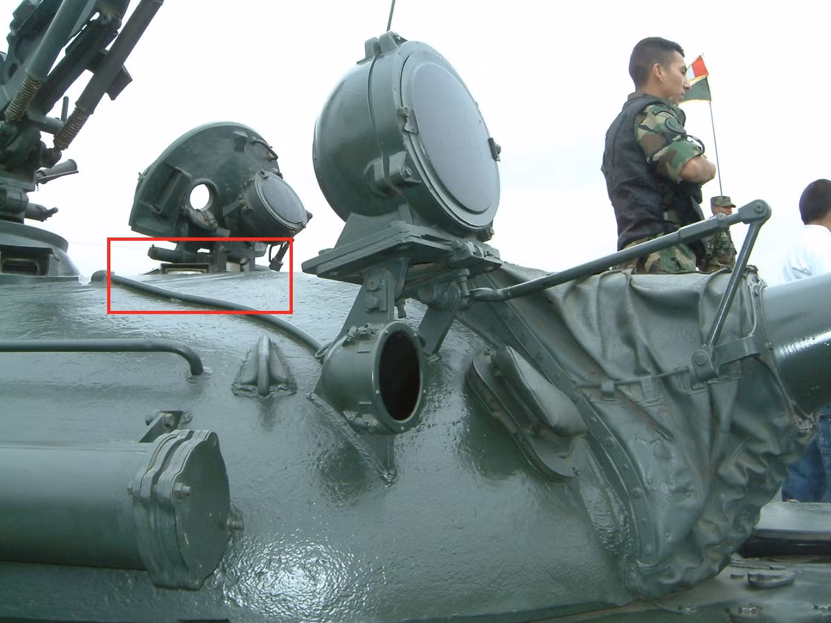 T-55 do được thiết kế để chống lại ảnh hưởng của vũ khí hạt nhân nên việc để thiết bị thông gió và lỗ hở cho súng PKT là không cần thiết, vì vậy lỗ thông gió trên nóc tháp pháo, phía trước mái vòm lính nạp đạn và lỗ bắn súng máy PKT ở vị trí lái xe đã được loại bỏ. Ảnh: Trên nóc tháp pháo T-55 không còn lỗ thông gió.