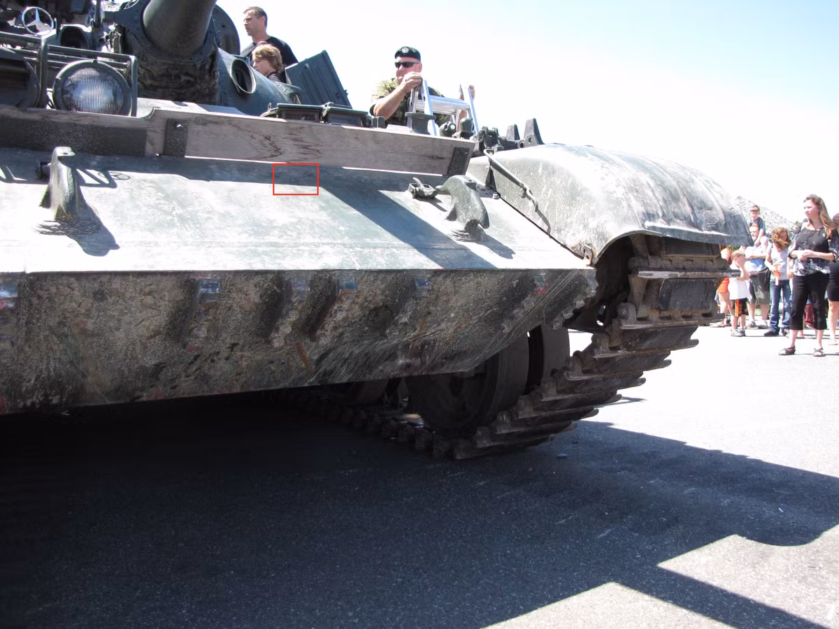 Lỗ bắn súng máy PKT ở vị trí lái xe đã được loại bỏ trên T-55.