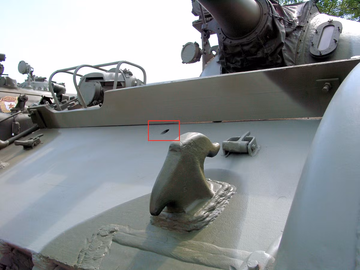 Vị trí lỗ bắn súng máy PKT của lái xe trên T-54B.