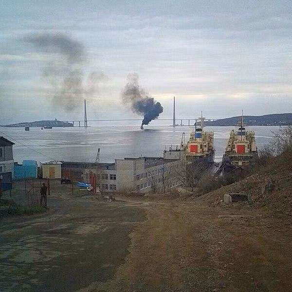 Khói đen xuất phát từ một tàu chiến Nga.