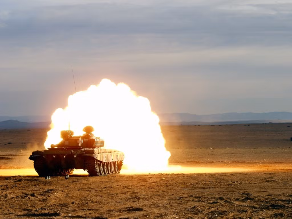 Về mặt hỏa lực, T-72B trang bị khẩu 2A46M 125mm kiểu mới cho khả năng phóng tên lửa chống tăng 9M119 Svir qua nòng cùng hệ thống điều khiển hỏa lực cải tiến 1A40-1.