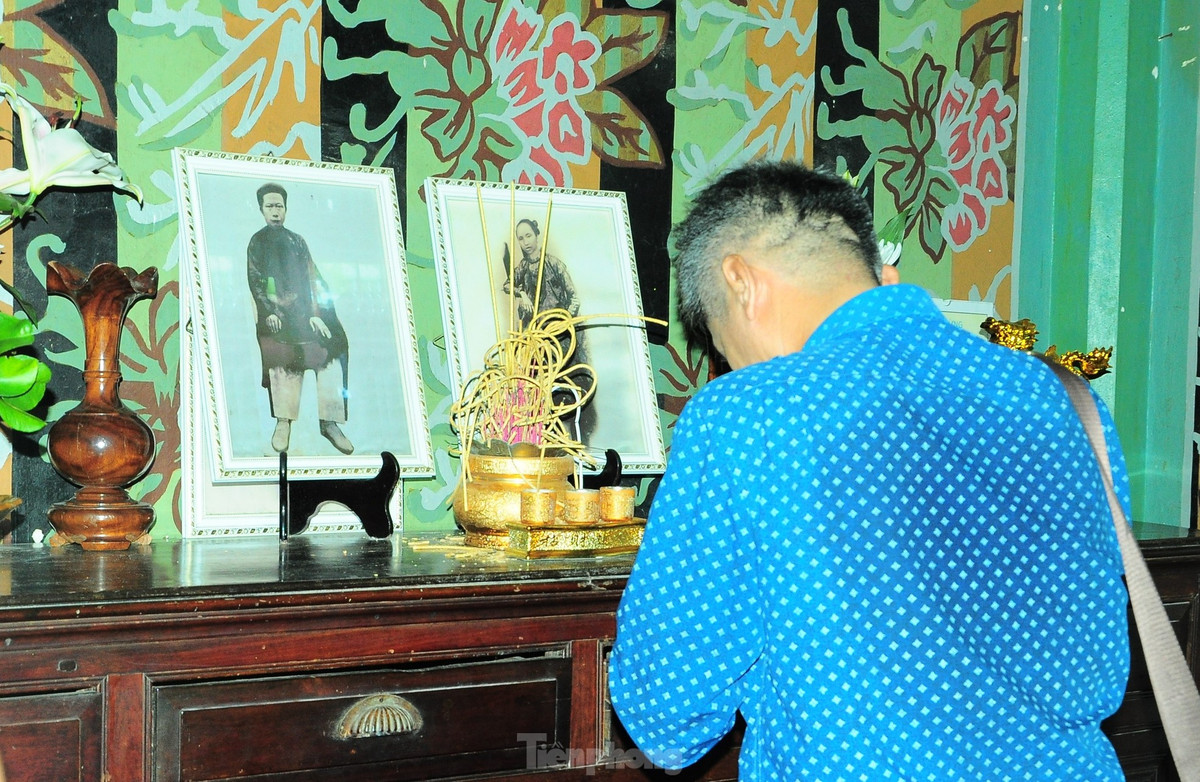 Du khách thắp hương tại ban thờ vợ chồng ông Huỳnh Kỳ