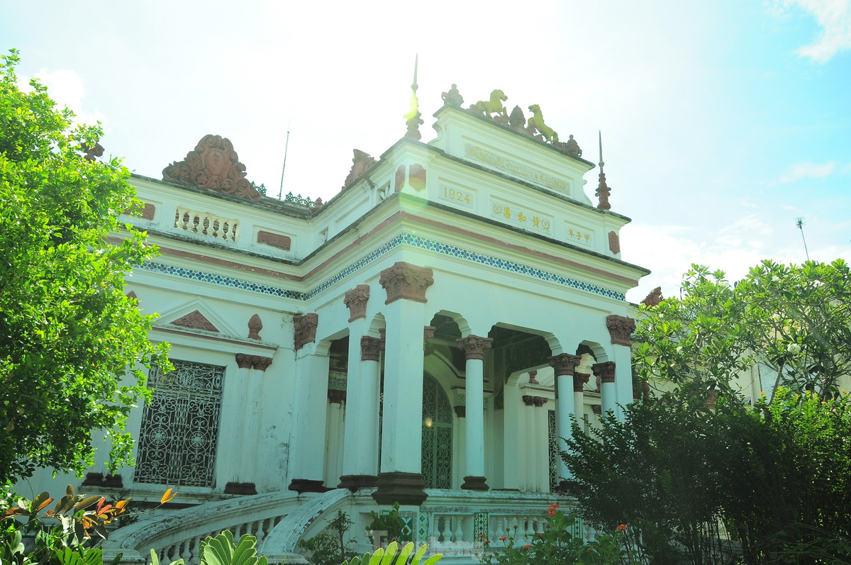 Công trình được nhóm thợ ở Sài Gòn, Huế và tại địa phương xây dựng, gồm nhà chính, nhà kho, nhà sau, cổng, rào...