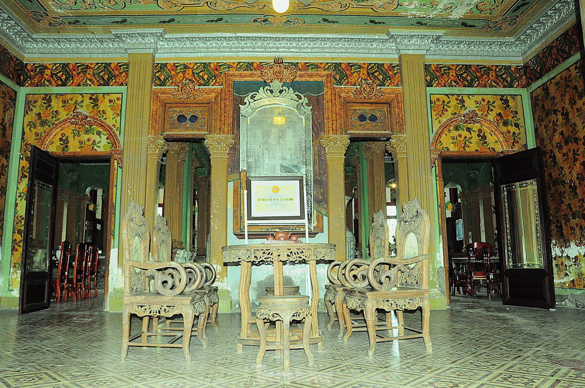 Bộ bàn ghế cổ ở gian sau ngôi nhà.