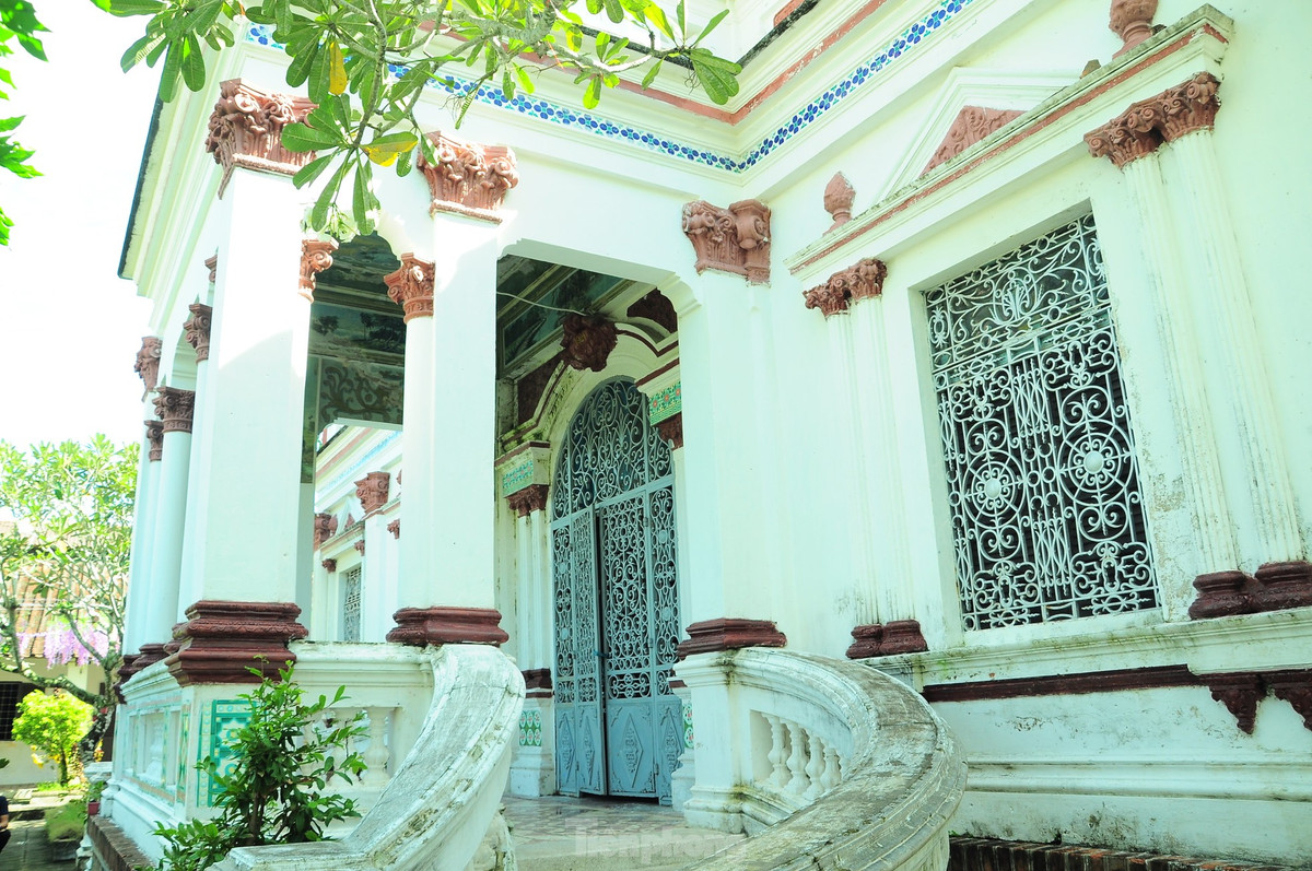 Ngôi nhà chính hình chữ nhật theo hướng Bắc - Nam, dài 20m, rộng 18m.