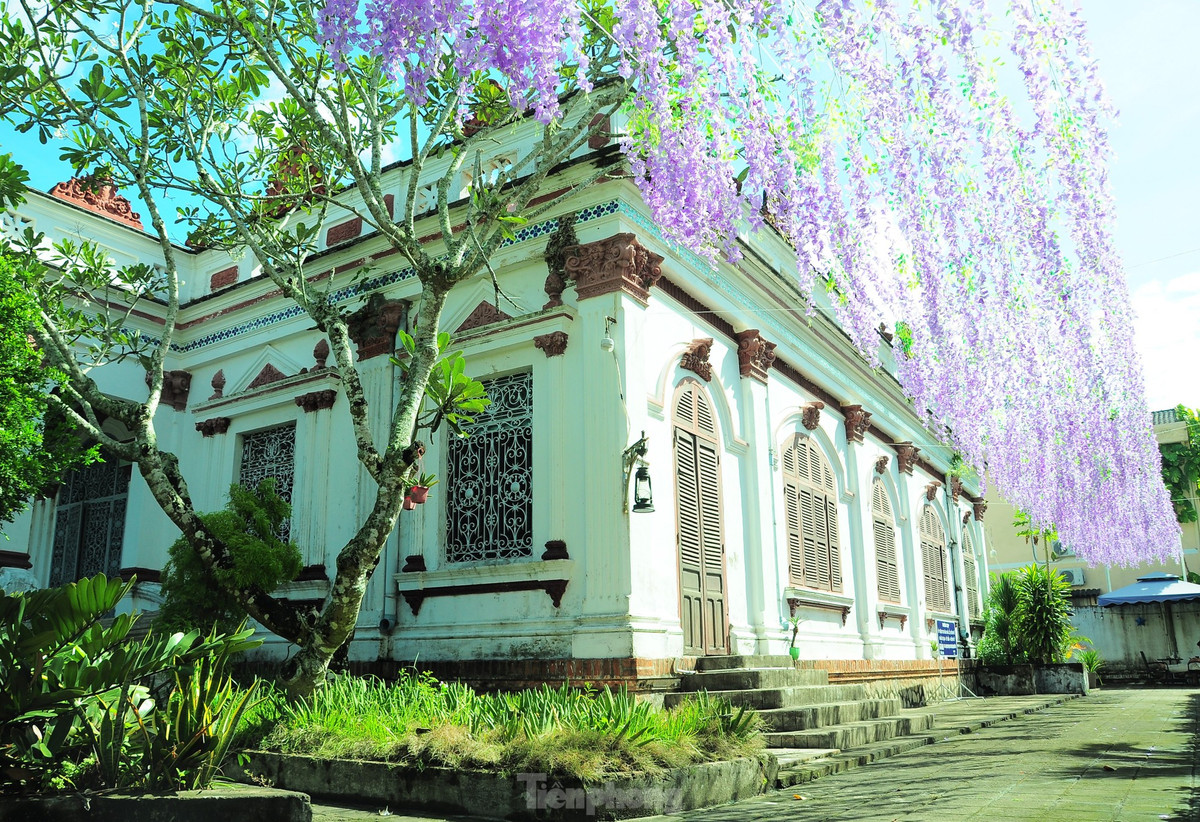 Ngôi nhà gồm 5 gian, chia làm 2 phần trước và sau kiểu "ngoại khách, nội hưu" (bên ngoài phòng khách, bên trong phòng nghỉ).