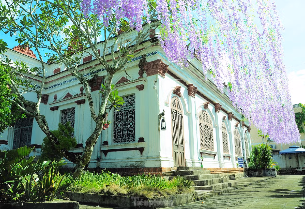 Ngôi nhà gồm 5 gian, chia làm 2 phần trước và sau kiểu "ngoại khách, nội hưu" (bên ngoài phòng khách, bên trong phòng nghỉ).