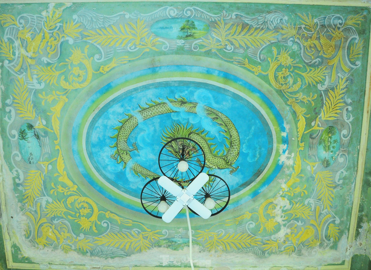 Hoa văn ở trần sảnh, kết hợp với bóng đèn, quạt trần.