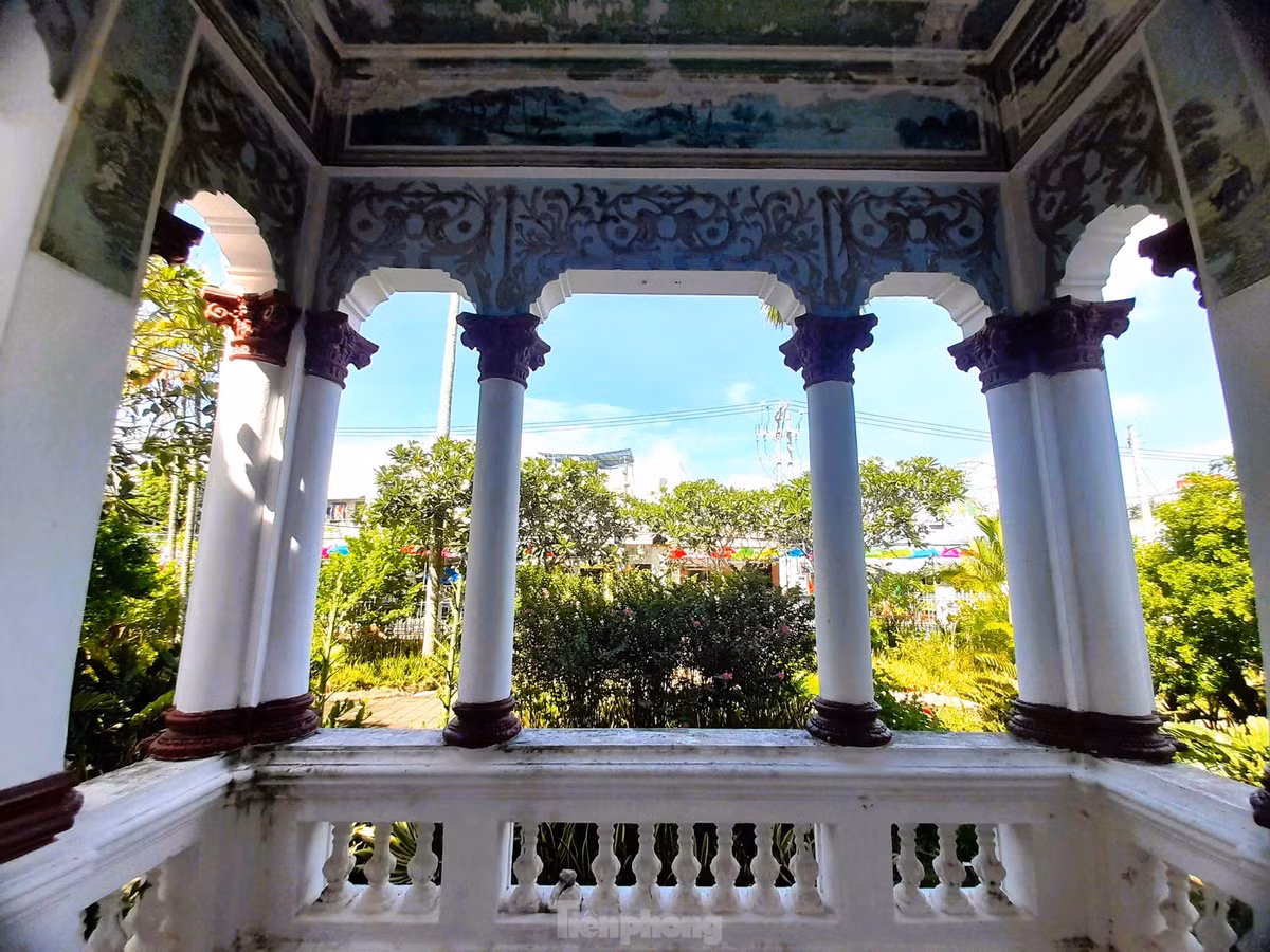 Sảnh đón nằm giữa nhà và nhô ra phía trước. Trên các cột đều gắn phù điêu; trần, vách có tranh vẽ về đề tài ngư - tiều - canh - độc, núi sông, nhà cửa, ghe thuyền...