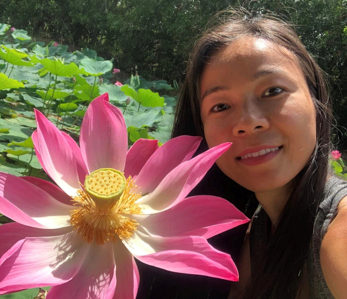 Vợ Việt rủ chồng Mỹ bỏ phố về rừng, cuốc đất trồng sen Vo Viet ru chong My bo pho ve rung, cuoc dat trong sen