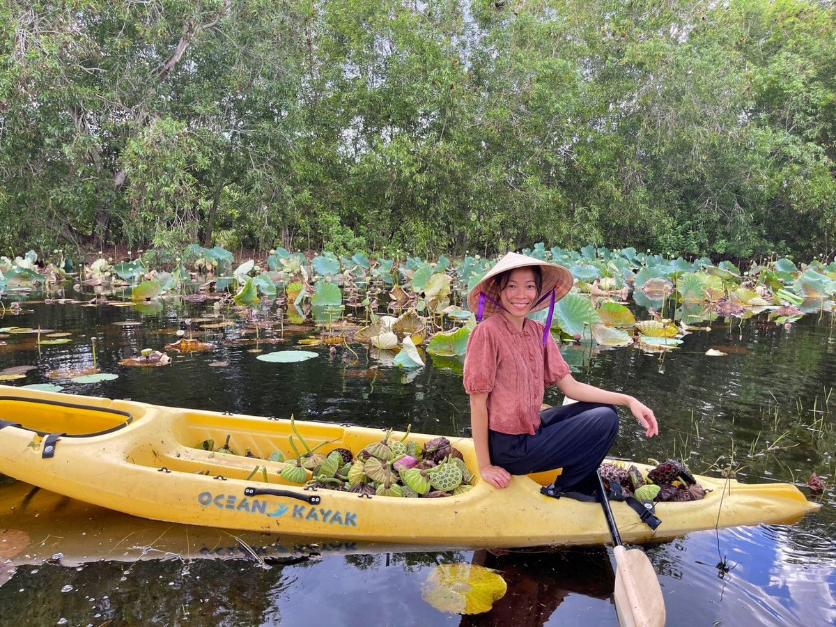 Vợ Việt rủ chồng Mỹ bỏ phố về rừng, cuốc đất trồng sen - Hình 5 Vo Viet ru chong My bo pho ve rung, cuoc dat trong sen-Hinh-5