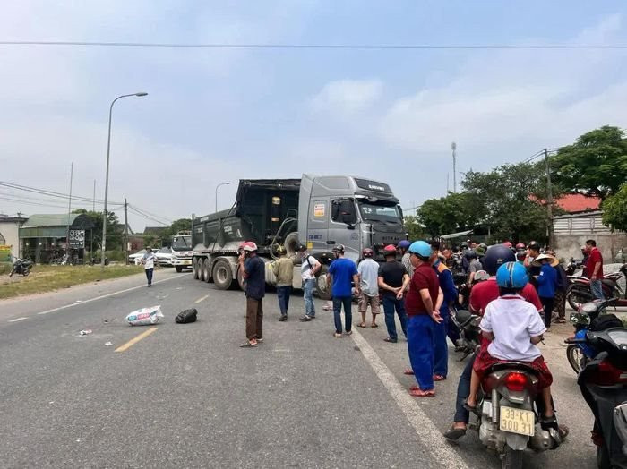 2 vụ va chạm với xe đầu kéo, 2 người tử vong thương tâm - Hình 2 2 vu va cham voi xe dau keo, 2 nguoi tu vong thuong tam-Hinh-2
