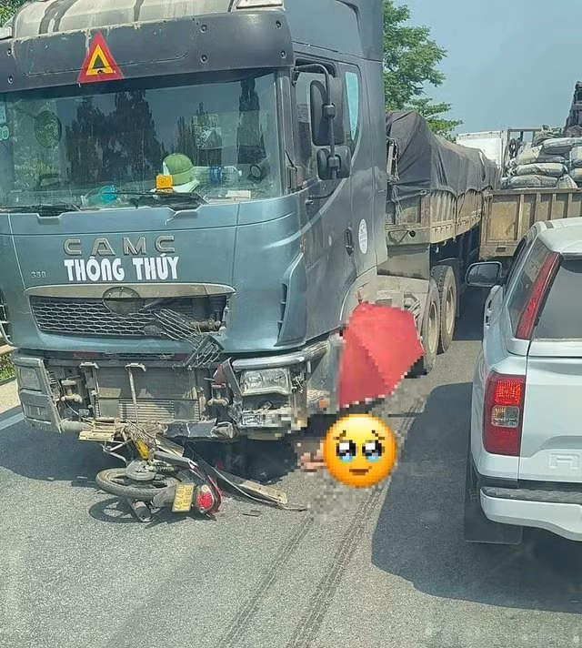 2 vu va cham voi xe dau keo, 2 nguoi tu vong thuong tam