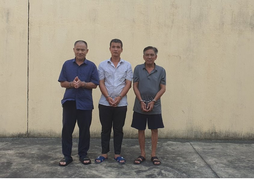 Túng tiền, hai thanh niên cắt trộm hàng rào cao tốc bán đồng nát Tung tien, hai thanh nien cat trom hang rao cao toc ban dong nat