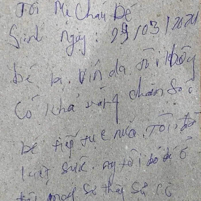 Xót xa bé sơ sinh bị bỏ rơi gần trường học ở Nghệ An - Hình 2 Xot xa be so sinh bi bo roi gan truong hoc o Nghe An-Hinh-2
