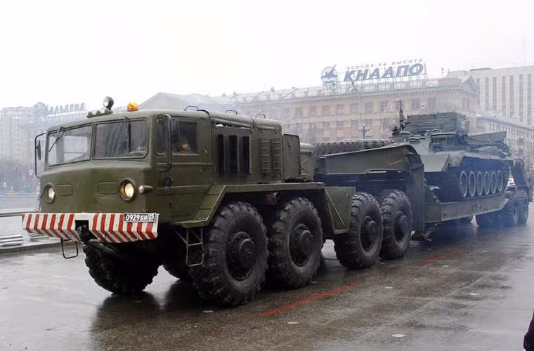 Trong ảnh, xe chở tăng Maz-537 chở xe công binh đa năng IMR.