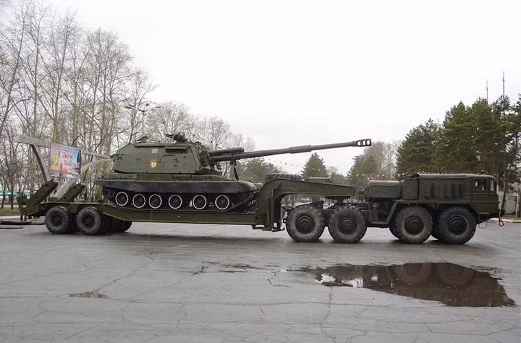 Tất nhiên, gọi là xe chở tăng nhưng Maz-537 cũng có thể chở nhiều phương tiện khác chứ không nhất thiết là xe tăng. Trong ảnh, Maz-537 chở xe pháo tự hành 2S19 Msta-S.