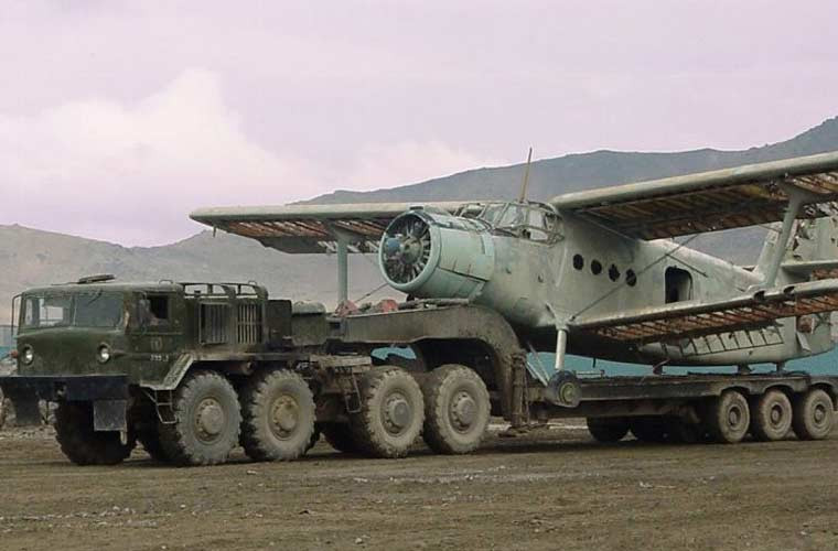 Thậm chí, nếu cần nó có thể được dùng để chở cả máy bay vận tải. Với Việt Nam, xe chở tăng Maz-537 trang bị cho bộ đội tăng - thiết giáp Việt Nam có tải trọng tới 50 tấn, hoàn toàn đáp ứng chở xe tăng T-54/55, T-62. Tuy nhiên để có thể chở được xe tăng T-90 hiện đại, chúng ta lại phải cần đến một xe đầu kéo khác và cái tên đó là KZKT-7428.