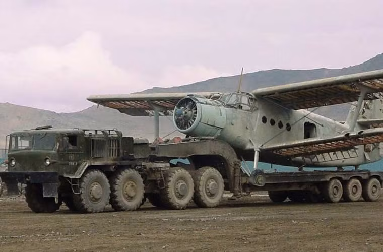 Thậm chí, nếu cần nó có thể được dùng để chở cả máy bay vận tải. Với Việt Nam, xe chở tăng Maz-537 trang bị cho bộ đội tăng - thiết giáp Việt Nam có tải trọng tới 50 tấn, hoàn toàn đáp ứng chở xe tăng T-54/55, T-62. Tuy nhiên để có thể chở được xe tăng T-90 hiện đại, chúng ta lại phải cần đến một xe đầu kéo khác và cái tên đó là KZKT-7428.