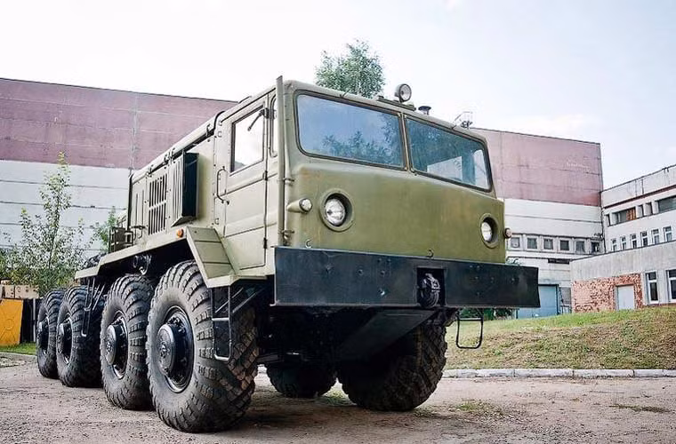 Xe chở tăng Maz-537 do nhà máy ô tô Minsk thiết kế sản xuất từ năm 1959 cho nhiệm vụ chở xe tăng, pháo và các phương tiện thiết giáp phục vụ cho hoạt động huấn luyện, diễn tập.