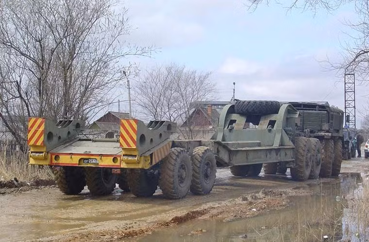 Xe Maz-537 có thể kéo theo rơ moóc với tải trọng lên tới 50 tấn. Với tải trọng này, Maz-537 hoàn toàn đáp ứng việc chở mọi phương tiện thiết giáp của Quân đội Nhân dân Việt Nam hiện nay.