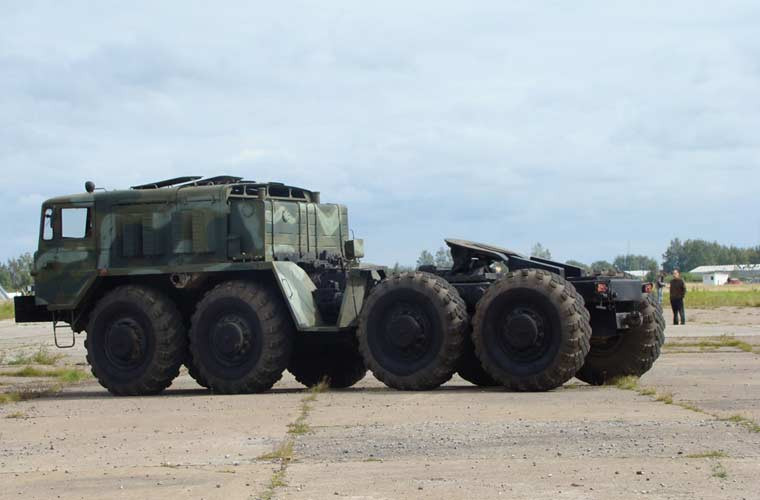 Xe chở tăng Maz-537 có trọng lượng không tải 22 tấn, dài 9,13m, rộng 2,88m và cao 2,89m. Cabin xe có thể chứa 4 người gồm một lái xe.