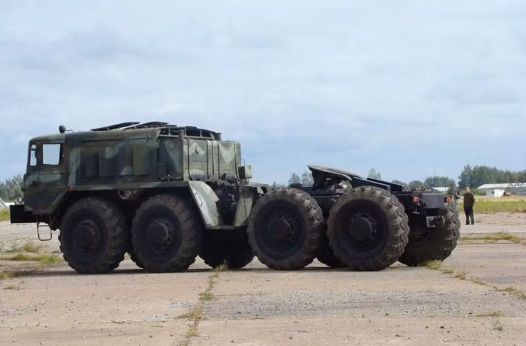 Xe chở tăng Maz-537 có trọng lượng không tải 22 tấn, dài 9,13m, rộng 2,88m và cao 2,89m. Cabin xe có thể chứa 4 người gồm một lái xe.