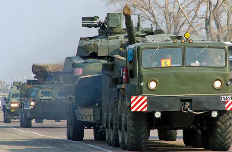 Mặc dù các loại xe tăng, thiết giáp bánh xích có thể di chuyển tốt trên mọi địa hình, nhưng trên đường nhựa giao thông dân sự thì xích xe tăng có thể gây hỏng đường lớn. Bên cạnh đó, để xe tăng tự di chuyển trên đoạn đường dài khiến tốn nhiên liệu không cần thiết. Vì vậy, việc sử dụng xe chở tăng là giải pháp tốt nhất. Trong ảnh, Maz-537 đang chở xe tăng T-80 hành quân trên đường giao thông dân sự.