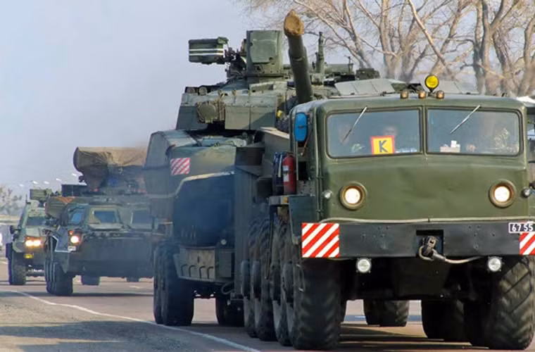 Mặc dù các loại xe tăng, thiết giáp bánh xích có thể di chuyển tốt trên mọi địa hình, nhưng trên đường nhựa giao thông dân sự thì xích xe tăng có thể gây hỏng đường lớn. Bên cạnh đó, để xe tăng tự di chuyển trên đoạn đường dài khiến tốn nhiên liệu không cần thiết. Vì vậy, việc sử dụng xe chở tăng là giải pháp tốt nhất. Trong ảnh, Maz-537 đang chở xe tăng T-80 hành quân trên đường giao thông dân sự.