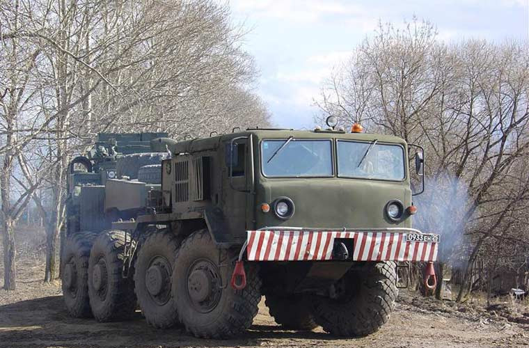 Maz-537 được trang bị động cơ diesel D12A-525 công suất 525 mã lực cho tốc độ tối đa 55-60km/h, tầm hoạt động 650km. Vì nước Nga có mùa đông lạnh giá nên trên xe còn được trang bị thêm bộ sưởi động cơ trước khi khởi động.