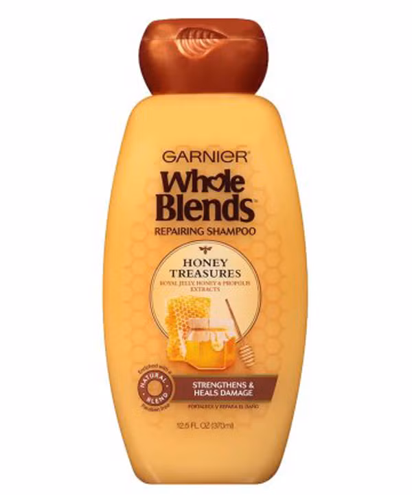 Giúp tóc chắc khỏe: Mật ong có tác dụng lâu dài trong việc bổ sung dưỡng chất và giữ ẩm cho tóc. Một mái tóc được bổ sung đủ dưỡng chất sẽ trở nên chắc khỏe, không bị gãy rụng. 0.5% protein có trong mật ong giúp các sợi tóc của bạn chắc khỏe hơn.